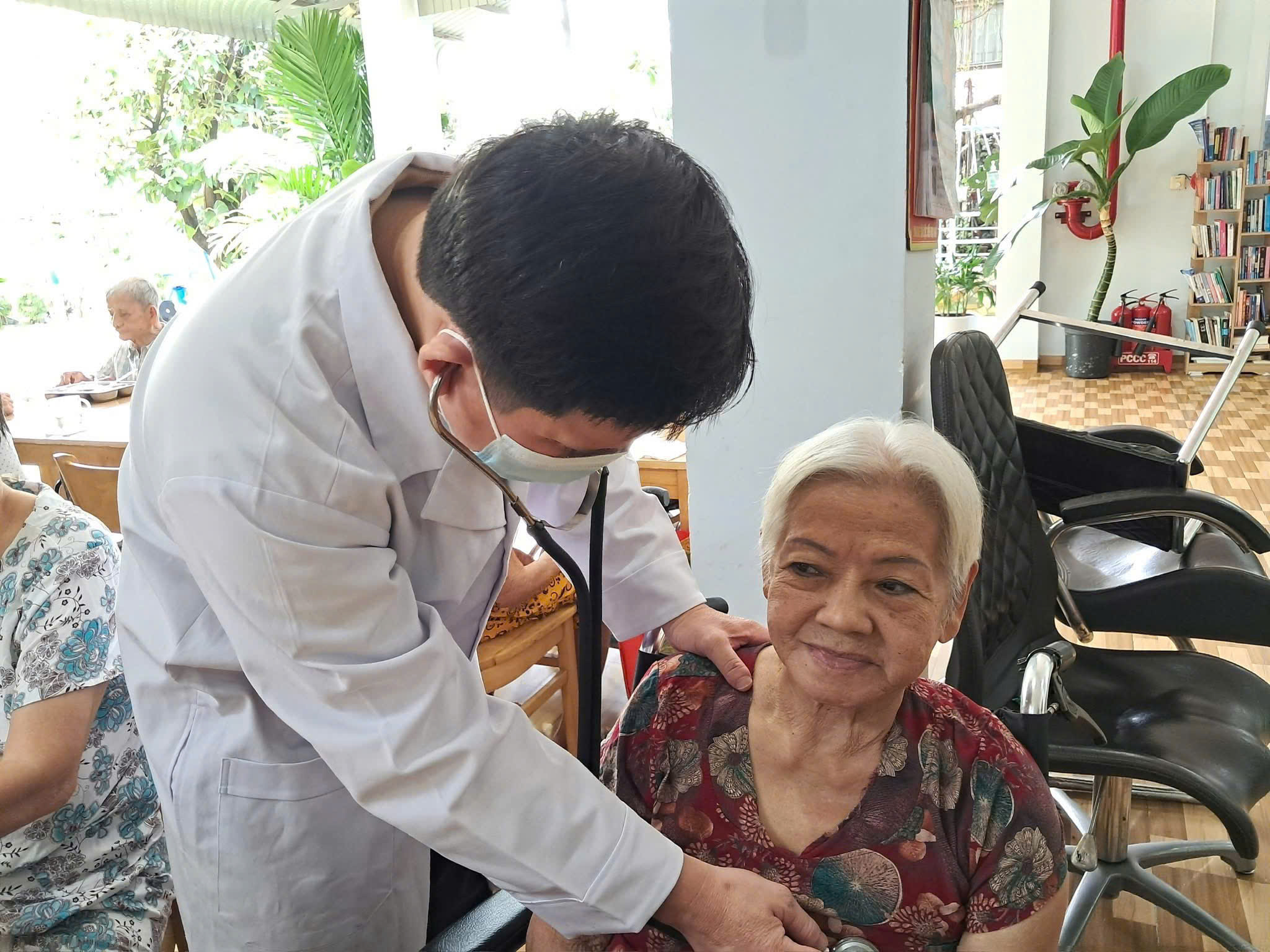 BÁC SĨ GIA ĐÌNH THUỘC ĐẠI HỌC Y HÀ NỘI HỖ TRỢ KHÁM CHỮA BỆNH TẠI NHÀ