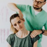 Kỹ thuật viên kiểm tra vùng cổ vai cho người bệnh